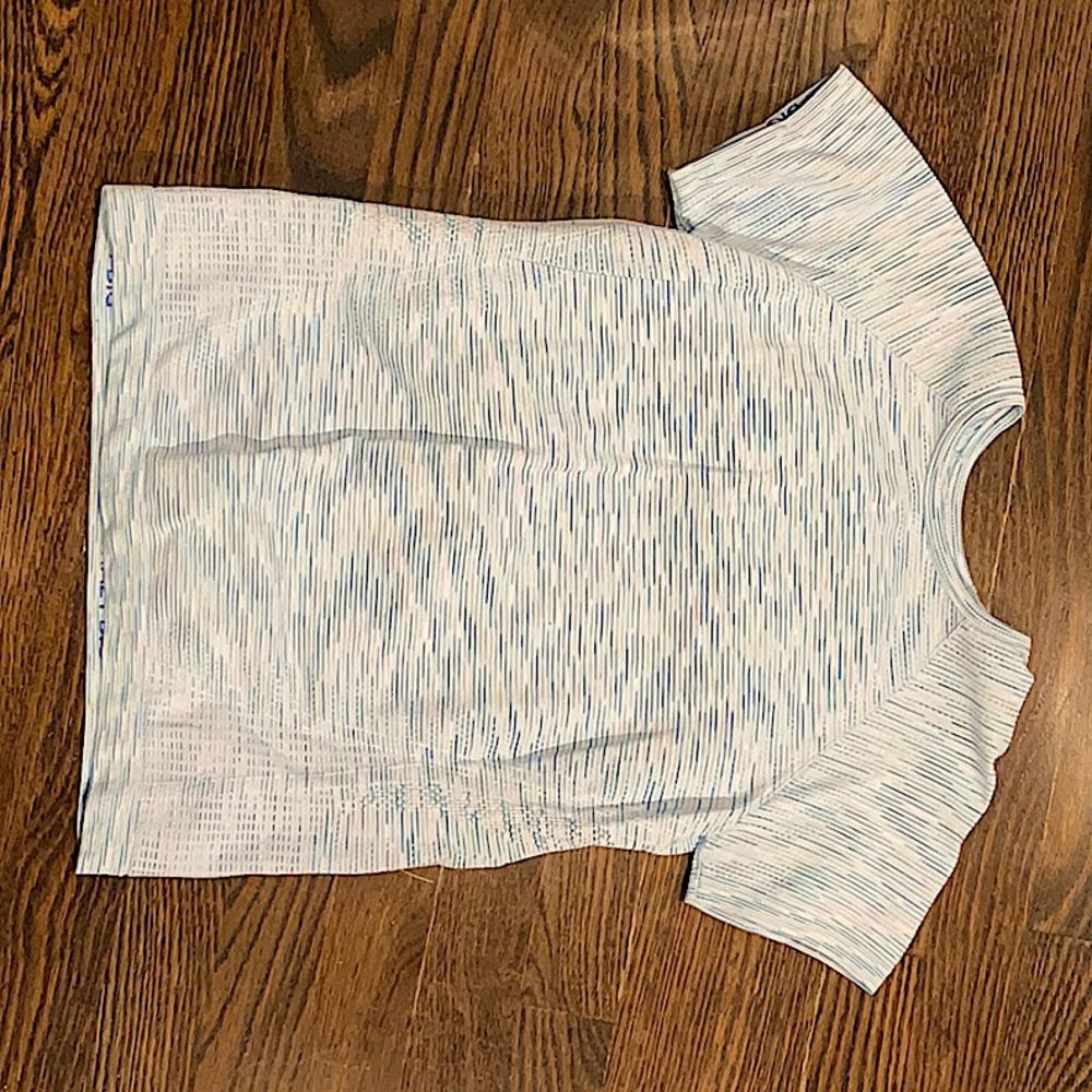 Athleta shirt fits to size This shirt has been worn 1 time. Great choice.